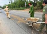 Công an xã phối hợp xử lý vết dầu loang trên đường