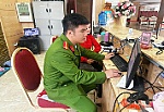 Công an phường Cửa Lò kiểm tra, hướng dẫn khai báo tạm trú cho người nước ngoài