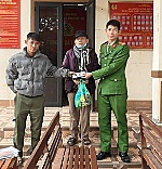 Công an xã giúp người dân tìm lại tài sản đánh rơi