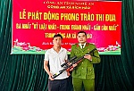 Công an xã Bích Hào tiếp nhận súng do người dân tự nguyện giao nộp
