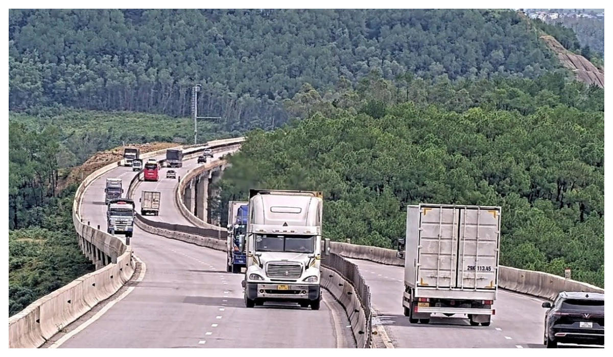 Đi ô tô dưới tốc độ tối thiểu cho phép trên cao tốc bị phạt bao nhiêu theo Nghị định 168?