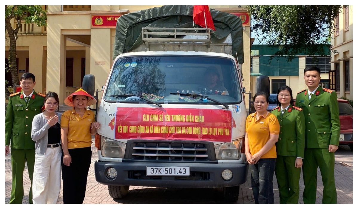 Công an xã Diễn Châu phối hợp tặng quà hỗ trợ người dân bị thiệt hại do mưa lũ