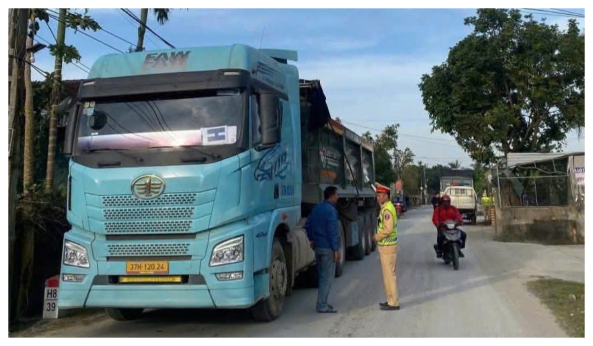 Tăng cường kiểm soát, xử lý xe quá khổ, quá tải trên tuyến Quốc lộ 7B