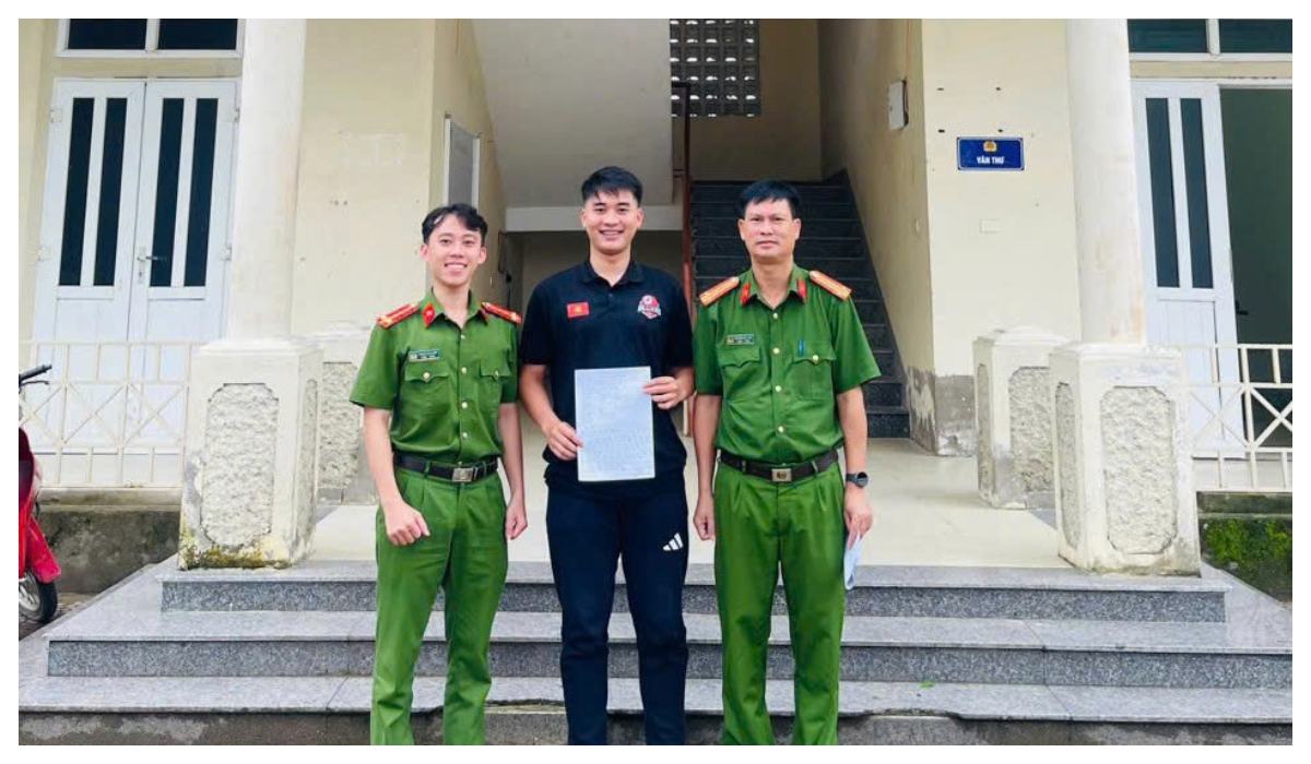 Công dân viết đơn tình nguyện tham gia nghĩa vụ Công an nhân dân