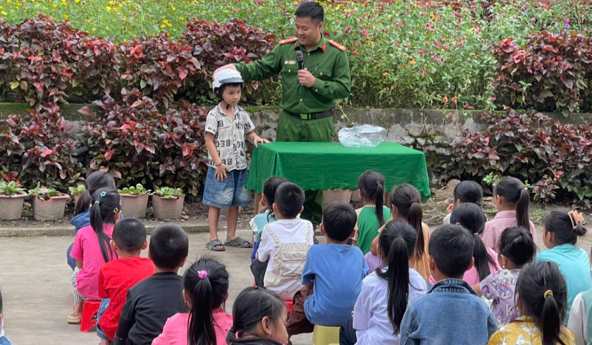 Công an xã Bình Chuẩn đẩy mạnh tuyên truyền an toàn giao thông cho học sinh