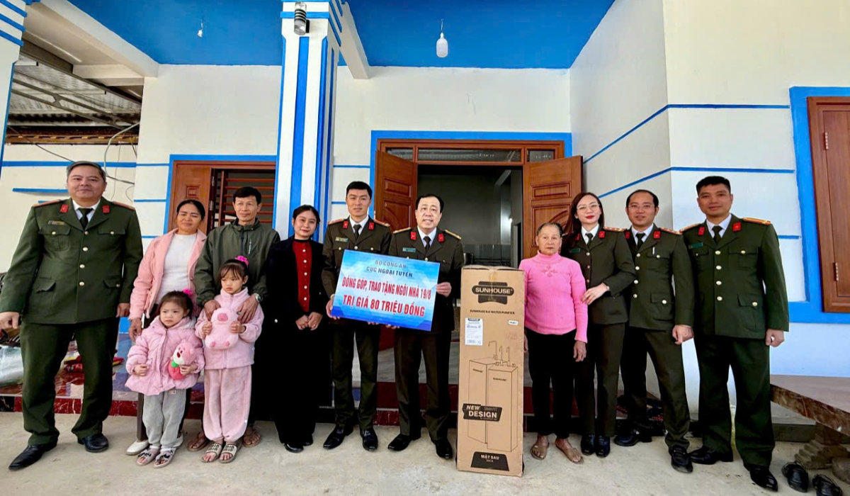 Trao kinh phí hỗ trợ xây dựng nhà nghĩa tình đồng đội