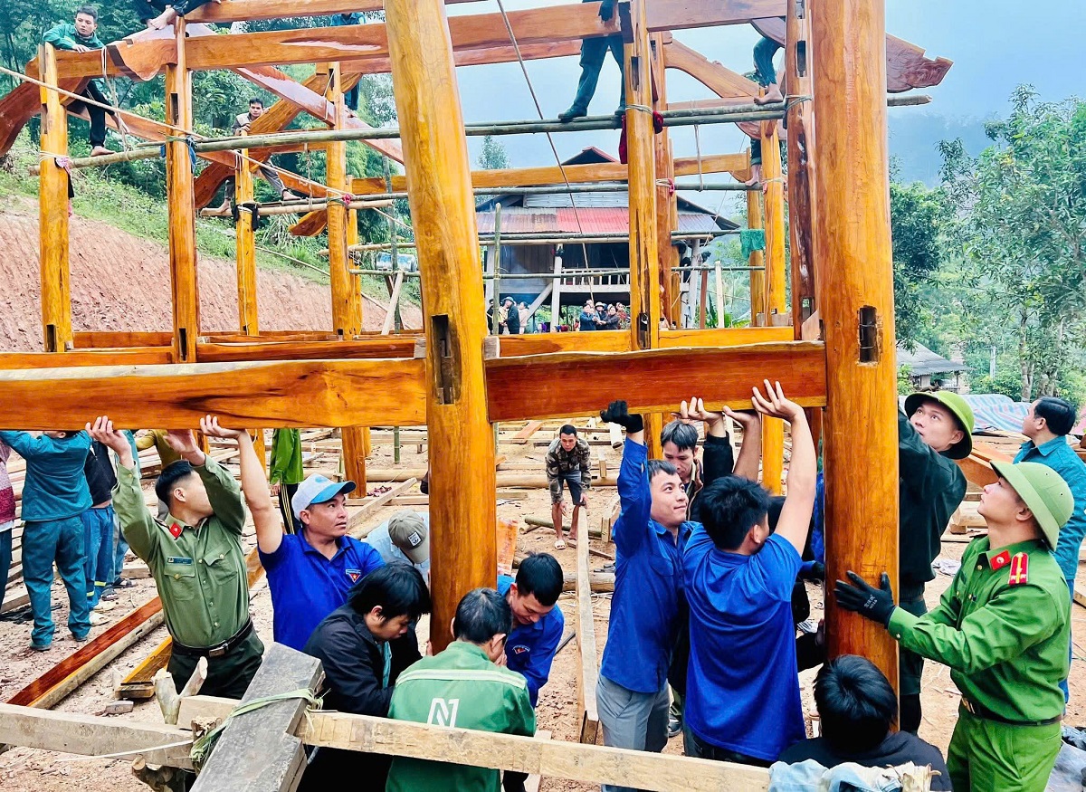 Công an xã giúp dân dựng lại nhà cửa sau thiên tai