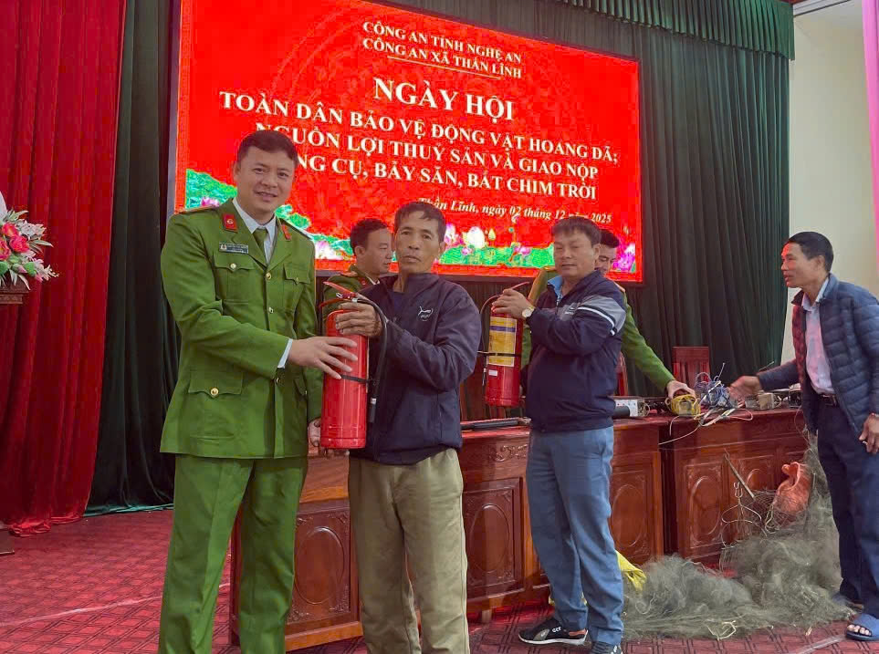 Công an xã chung tay bảo vệ nguồn lợi thủy sản và động vật hoang dã