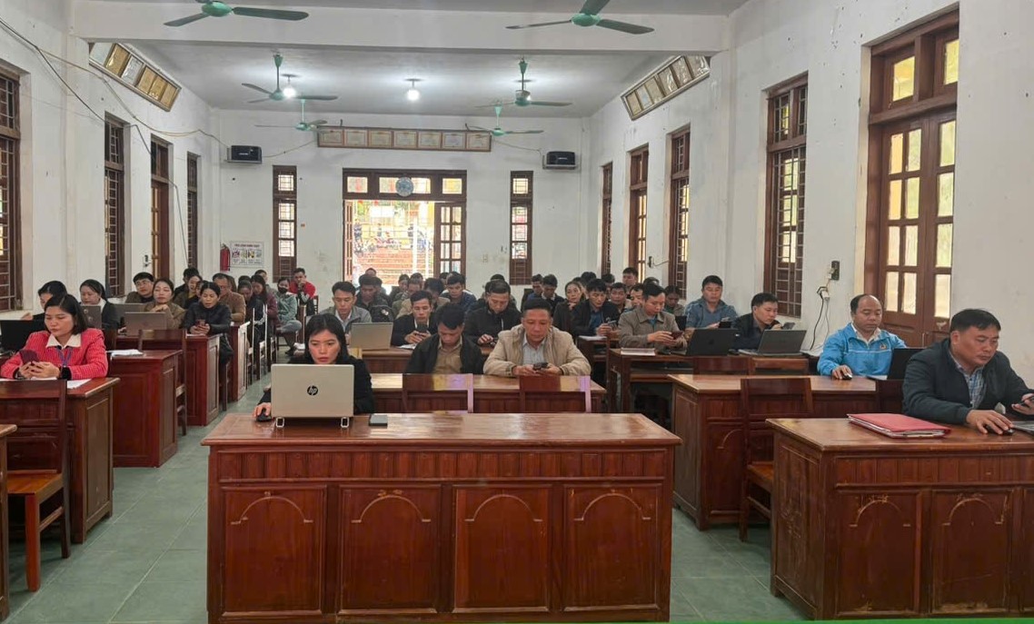 Công an xã tập huấn về dịch vụ công và chuyển đổi số