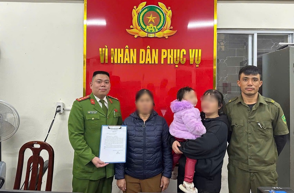 Công an xã hỗ trợ người dân về nhà an toàn