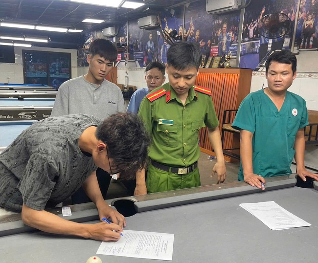 Công an xã Quỳnh Lưu kiểm tra cư trú tại các hộ dân, cơ sở lưu trú và nhà trọ trên địa bàn