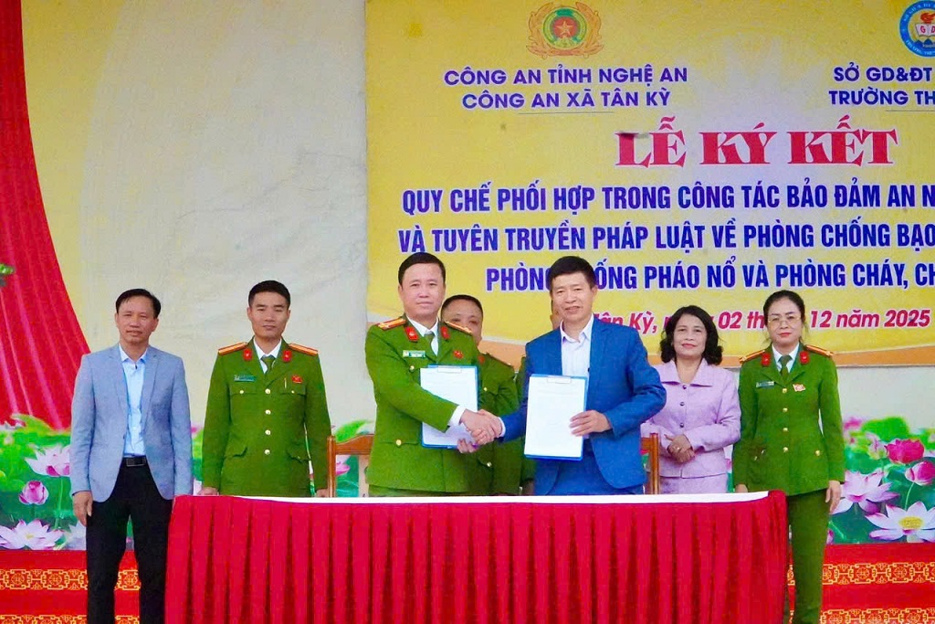 Ký kết quy chế phối hợp bảo đảm an ninh trường học giữa Công an xã Tân Kỳ và Trường THPT Tân Kỳ