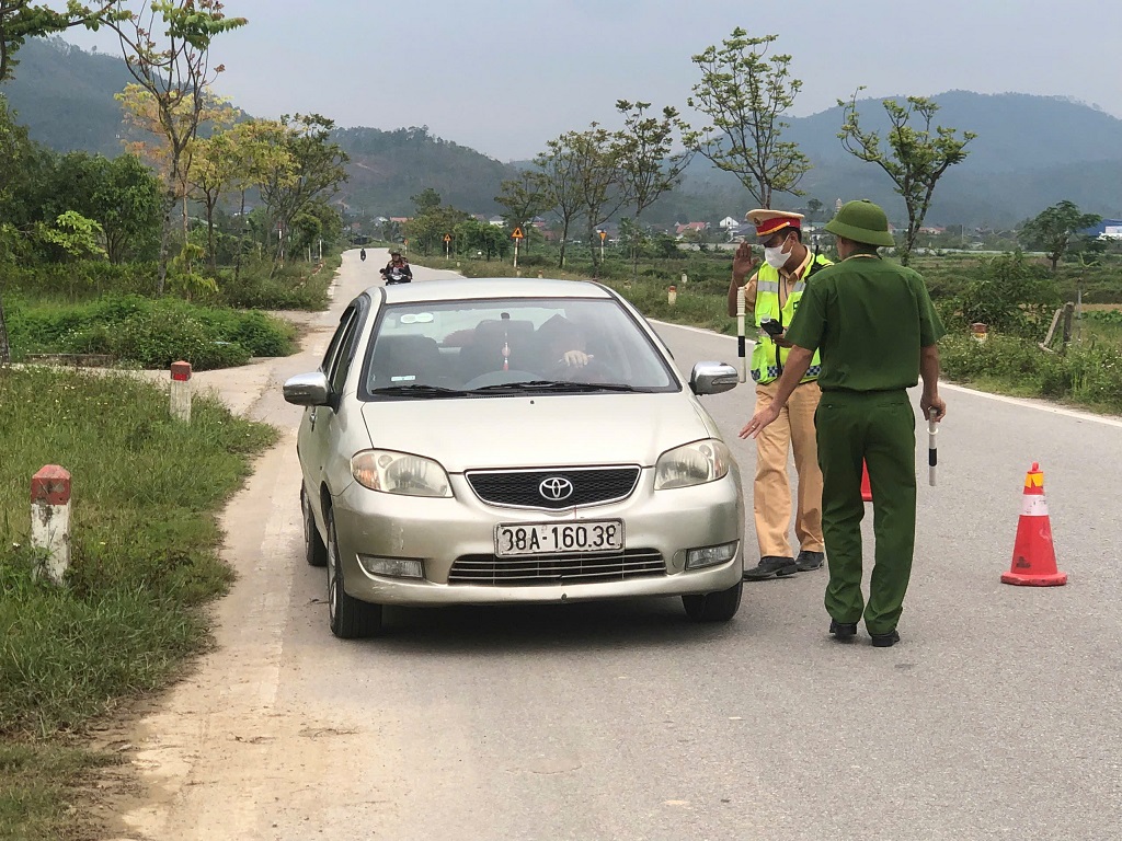 Công an xã tuần tra, phối hợp kiểm tra, xử lý người điều khiển phương tiện tham gia giao thông vi phạm về nồng độ cồn