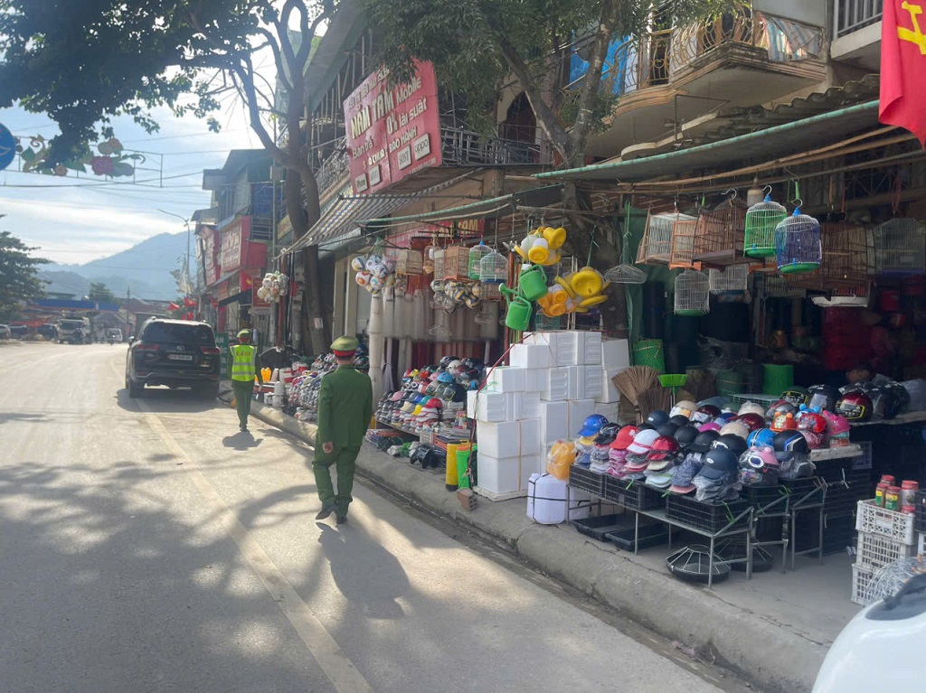 Công an xã Mường Xén tổ chức giải tỏa hành lang an toàn giao thông