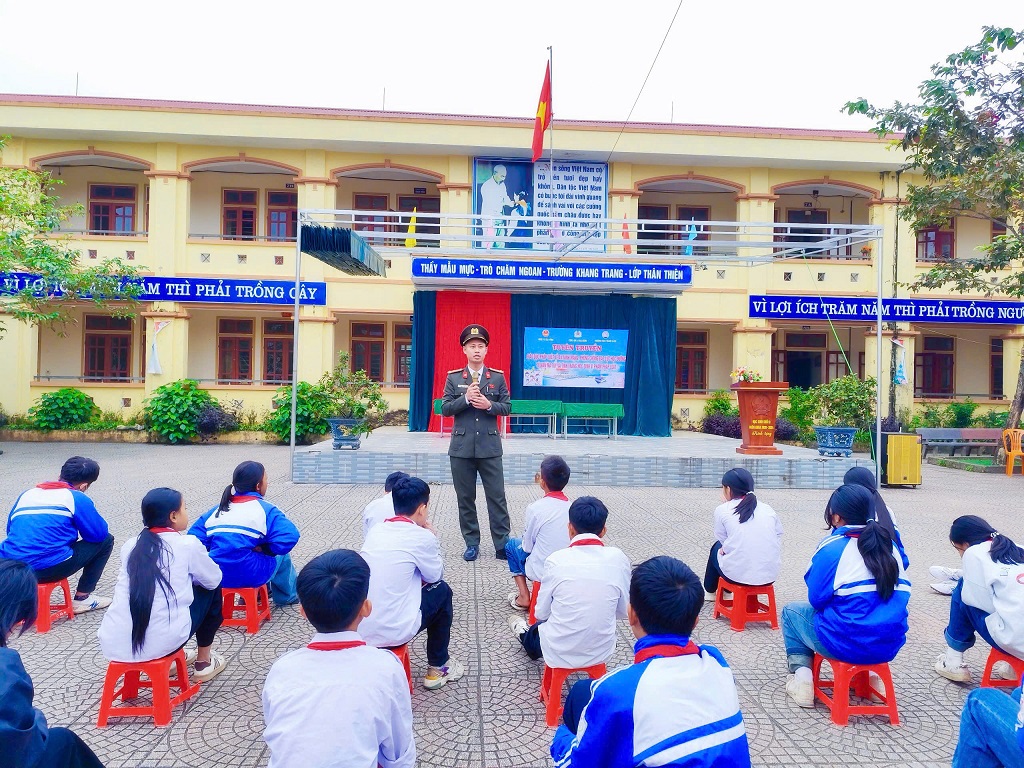 Công an xã Đại Đồng tuyên truyền, phổ biến pháp luật cho học sinh