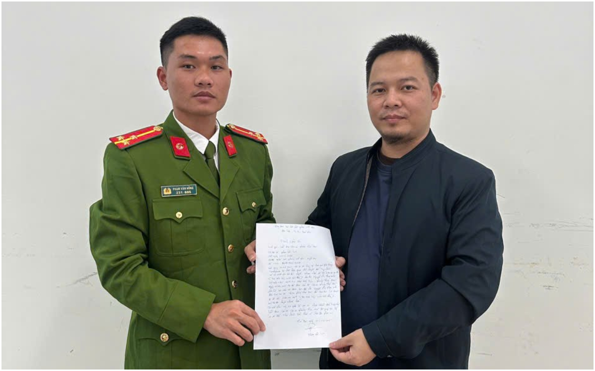 Công an phường Thái Hòa hỗ trợ người dân nhận lại số tiền chuyển khoản nhầm