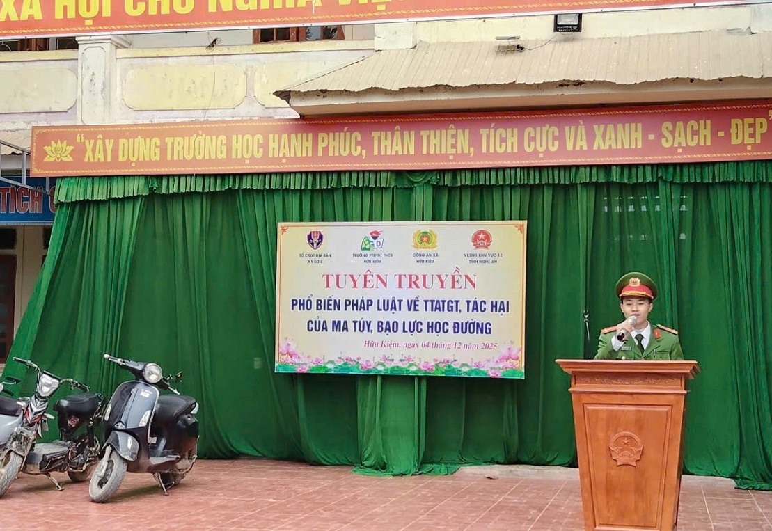 Công an xã Hữu Kiệm phối hợp tổ chức tuyên truyền, phổ biến pháp luật tại trường PTDTBT THCS xã Hữu Kiệm