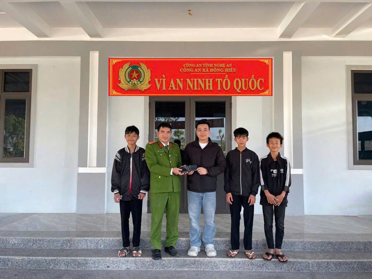 Trả tài sản cho người đánh rơi, Công an xã nhận thư cảm ơn