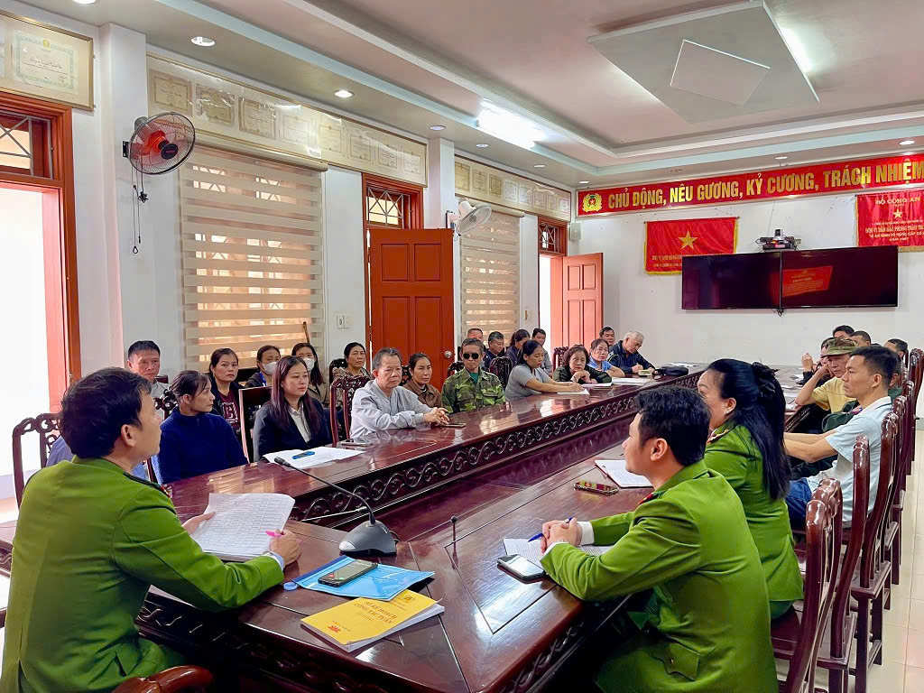 Công an xã Nghĩa Đàn tuyên truyền pháp luật liên quan đến quản lý cư trú đối với người nước ngoài