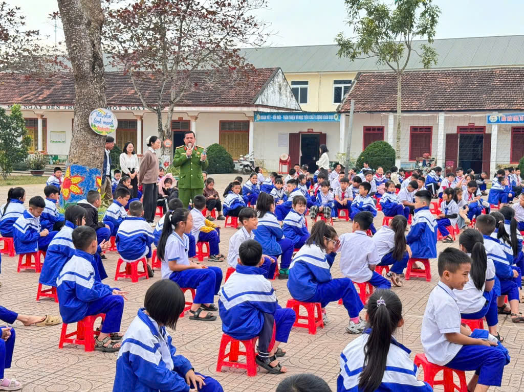 Tuyên truyền pháp luật về trật tự an toàn giao thông và phòng, chống vi phạm pháp luật trong học đường