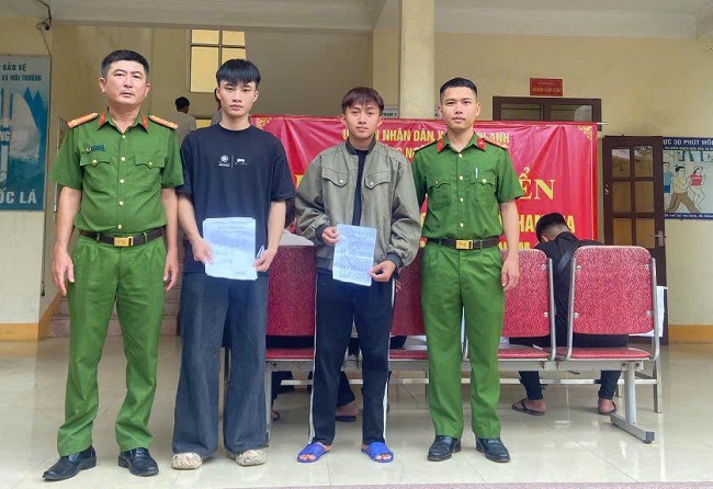 Công dân viết đơn tình nguyện tham gia nghĩa vụ Công an nhân dân