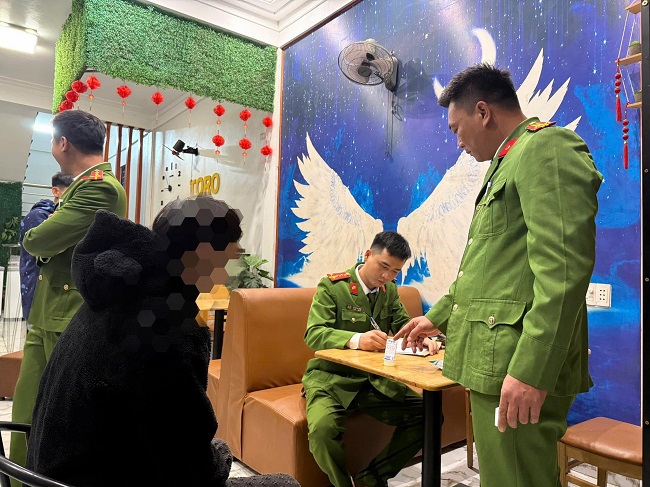 Công an xã Quỳnh Anh kiểm tra, hướng dẫn công tác quản lý cư trú trên địa bàn