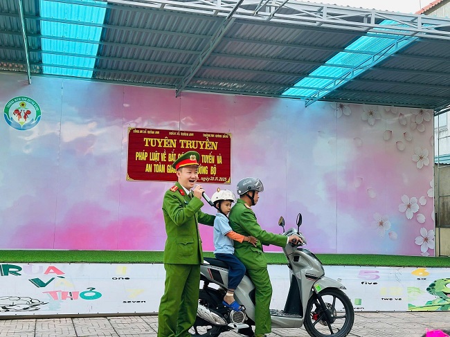 Công an xã Quỳnh Anh đẩy mạnh tuyên truyền an toàn giao thông cho học sinh