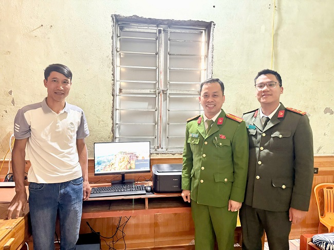 Công an xã bàn giao máy tính, máy in cho chi bộ kết nghĩa