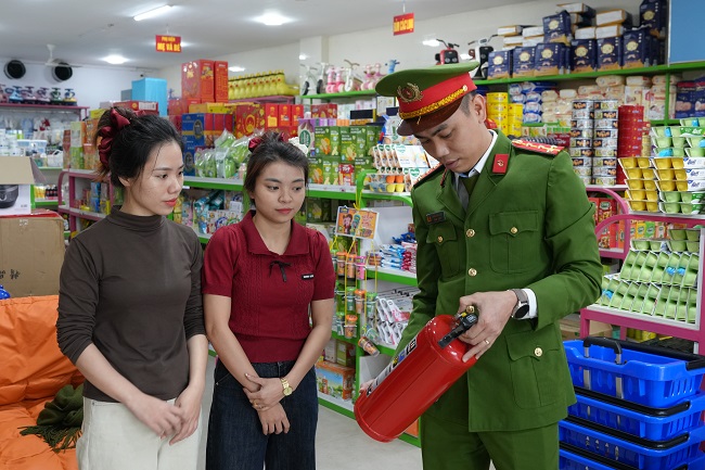 Công an xã Anh Sơn tăng cường tuyên truyền, hướng dẫn người dân PCCC