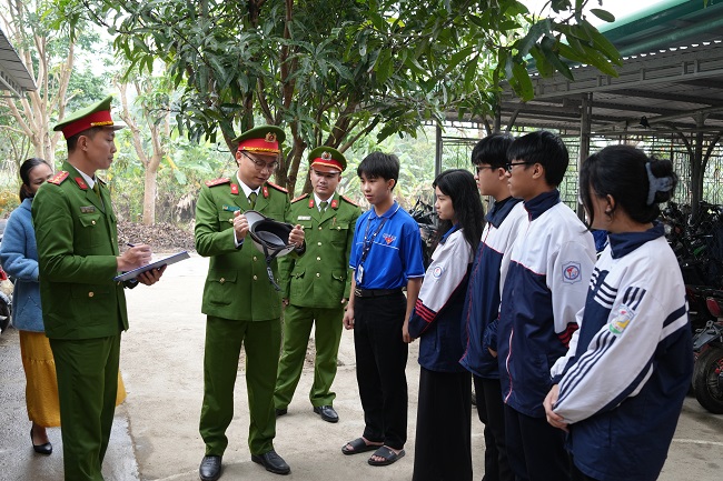 Công an xã Anh Sơn tuyên truyền, kiểm tra việc chấp hành Luật Giao thông đường bộ tại trường học