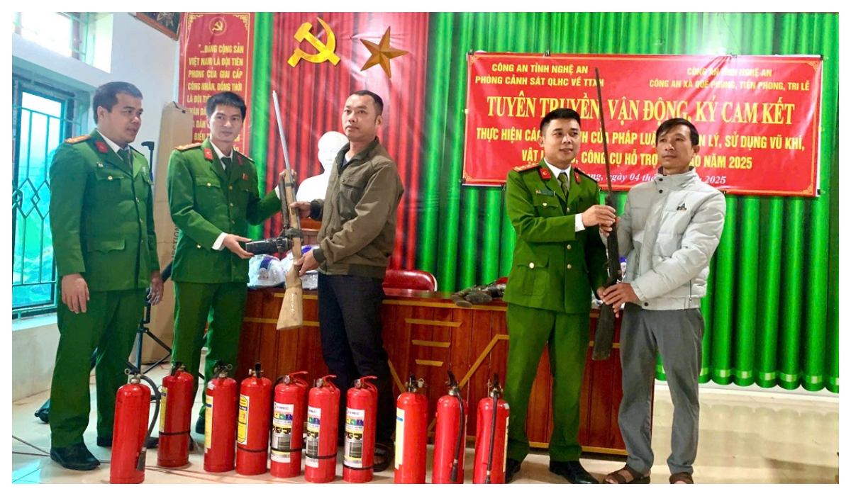 Tuyên truyền, vận động Nhân dân giao nộp vũ khí, vật liệu nổ tại xã biên giới Nghệ An