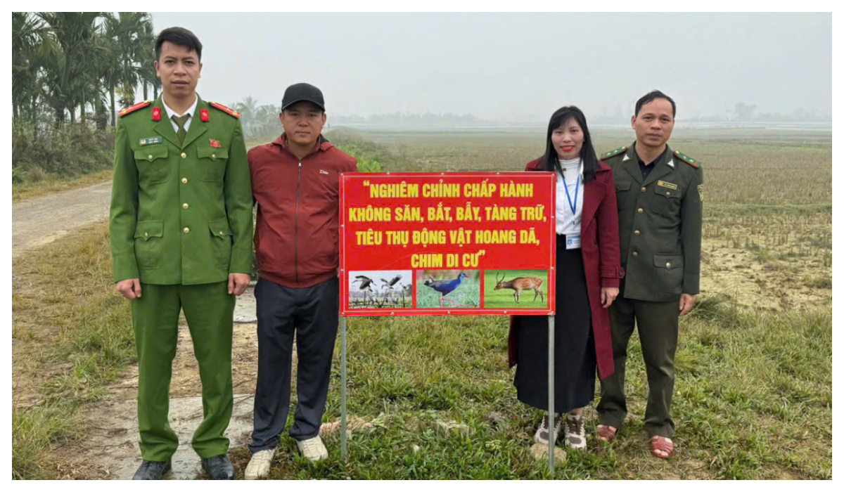 Công an xã Cát Ngạn cắm biển cấm tại những khu vực thường xảy ra tình trạng săn bắt, đặt bẫy và khai thác động vật hoang dã trái phép