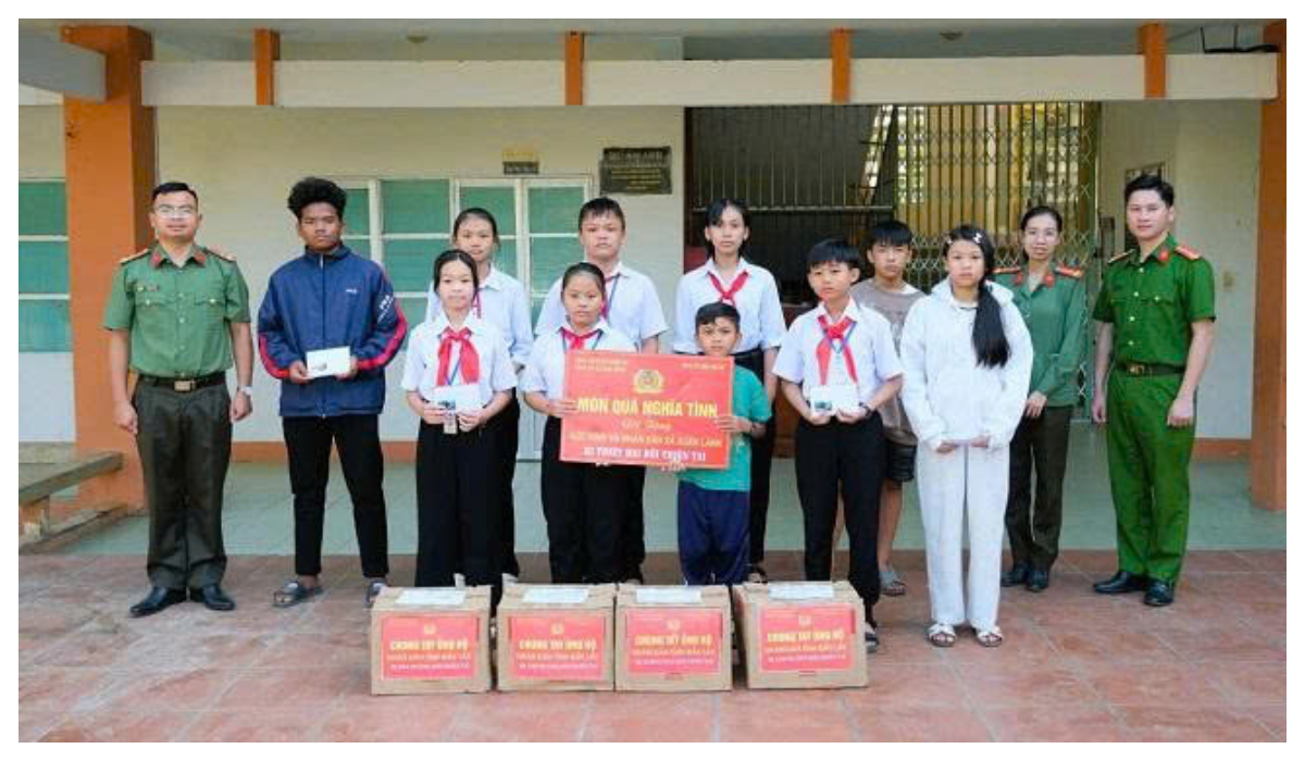 Công an xã Hợp Minh vượt hàng trăm km hướng về bà con vùng lũ