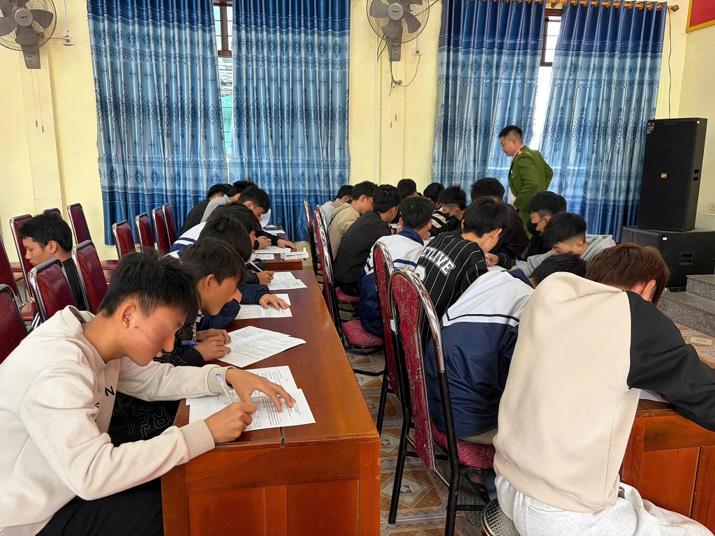 Công an xã tổ chức hoạt động trải nghiệm cho các thanh, thiếu niên có biểu hiện hư hỏng
