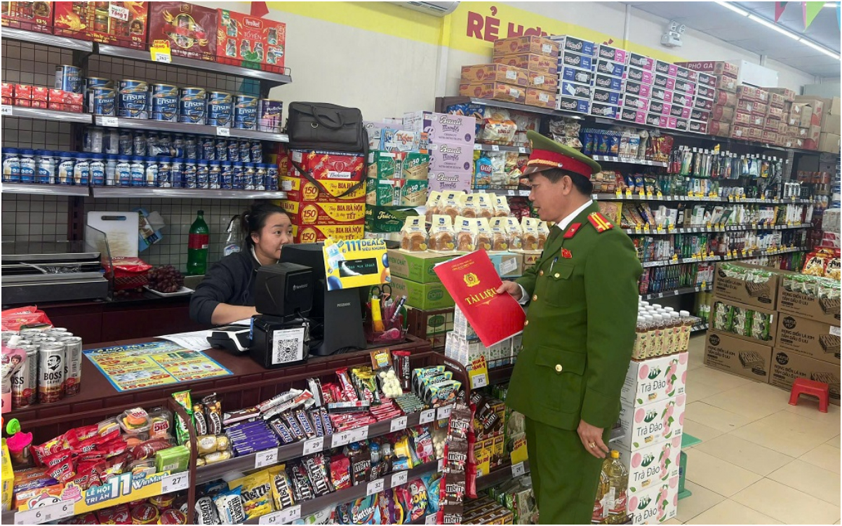 Công an xã chấn chỉnh tình trạng lấn chiếm hành lang ATGT