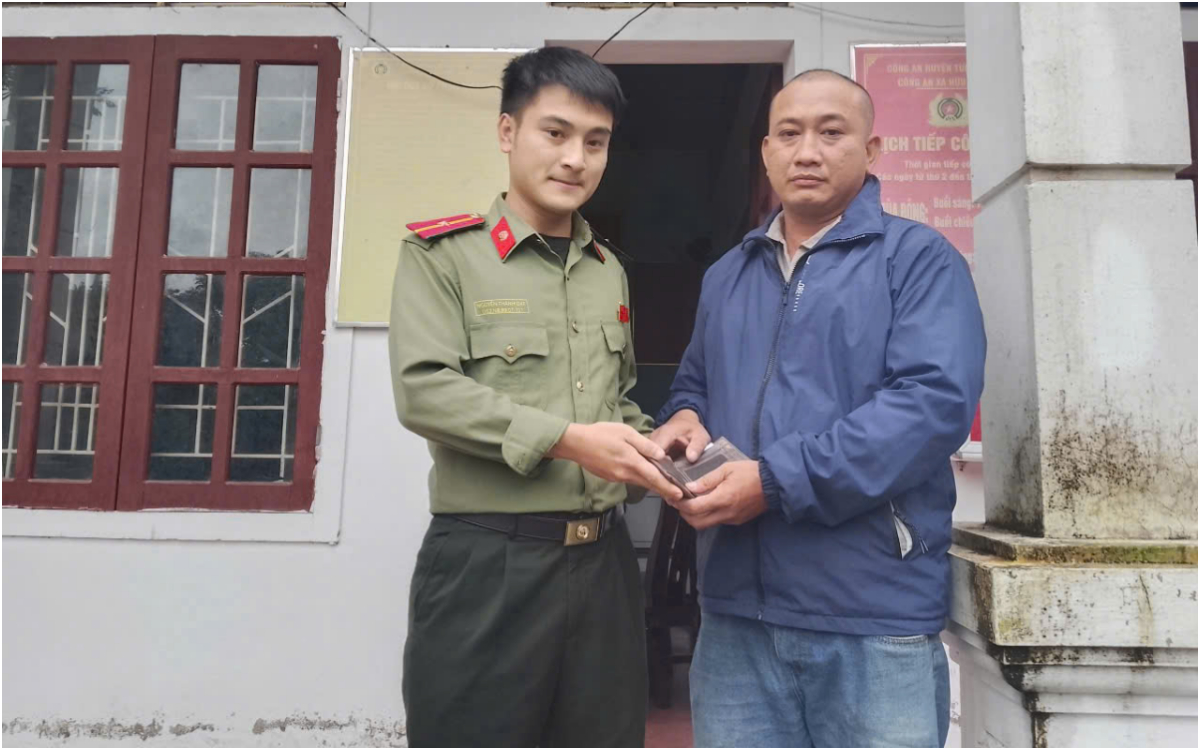Công an xã Hữu Khuông xác minh, trao trả tài sản cho người đánh rơi
