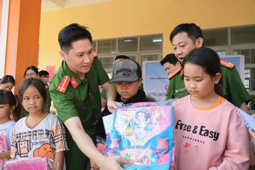 Công an xã Hợp Minh vượt hàng trăm km hướng về bà con vùng lũ