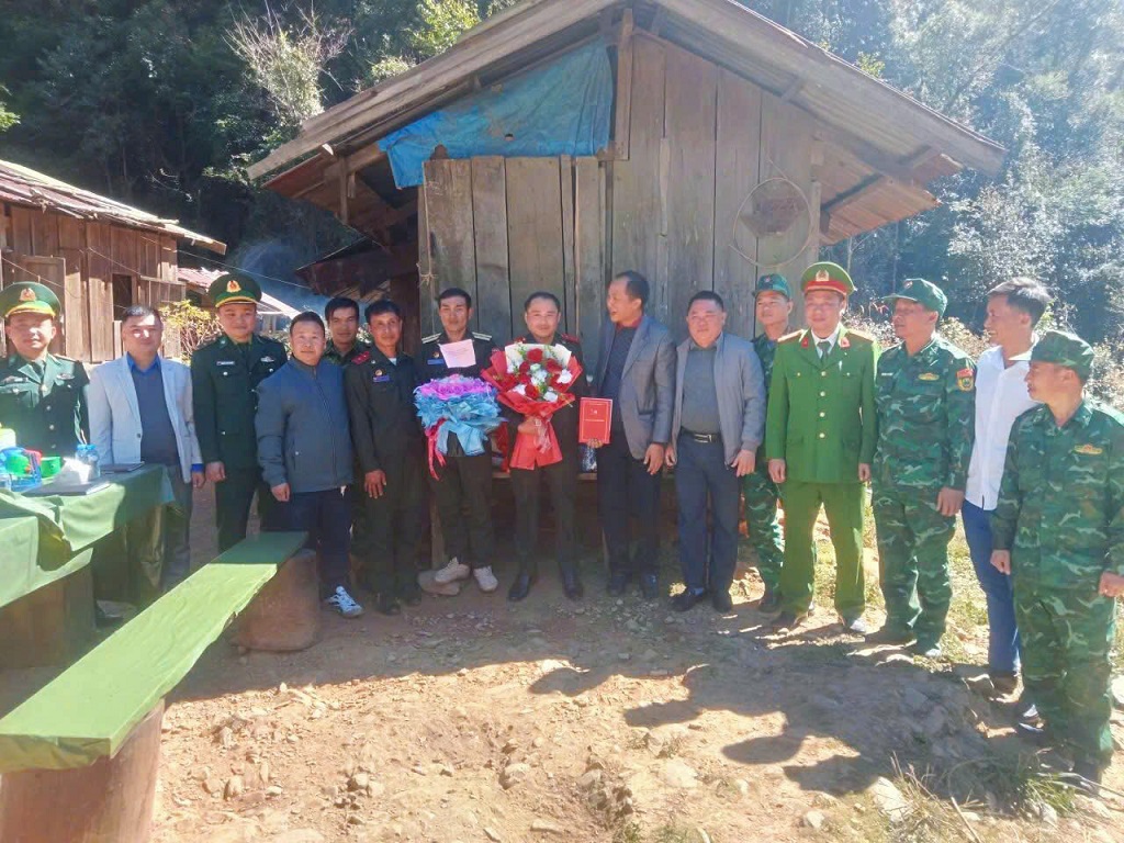 Công an xã Na Ngoi thăm, tặng quà chúc mừng nhân dịp Quốc khánh Nước CHDCND Lào