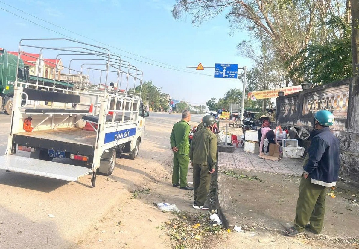 Ra quân giải toả hành lang an toàn giao thông tại Di tích lịch sử - văn hóa đền Cuông