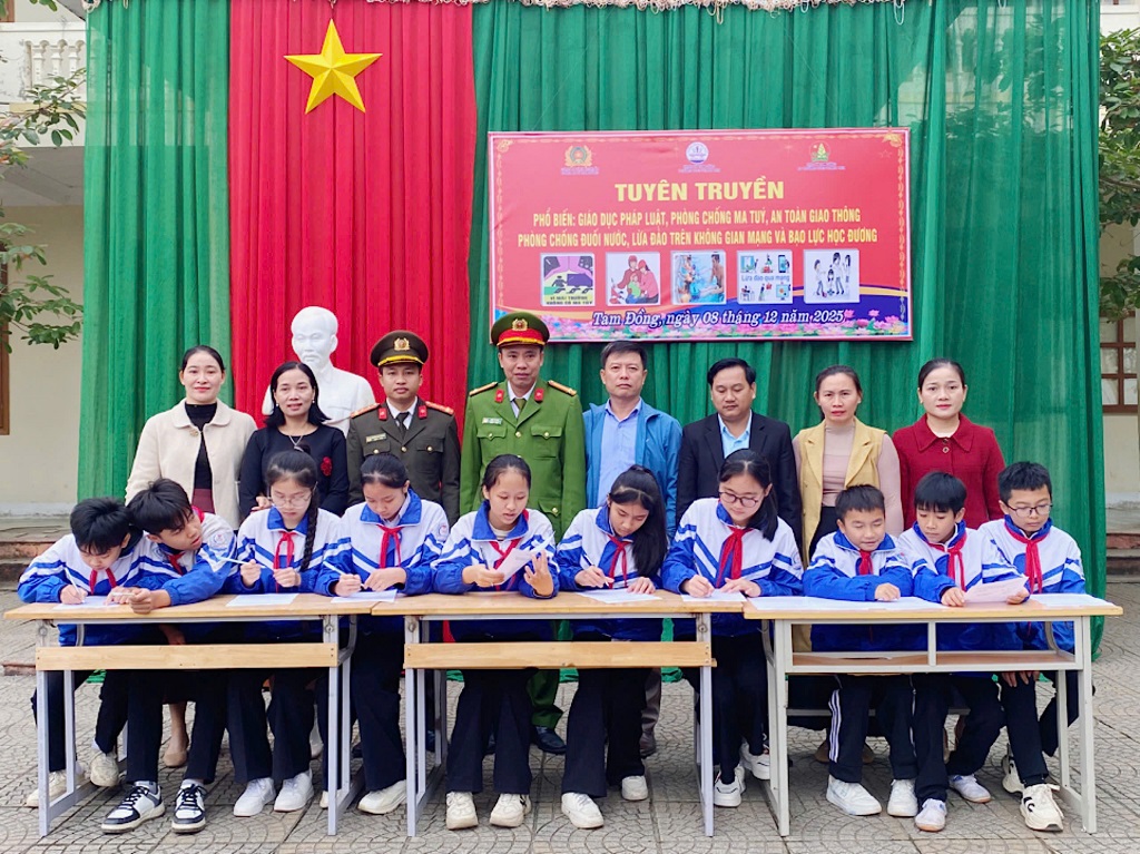 Công an xã Tam Đồng tuyên truyền, phổ biến pháp luật cho học sinh