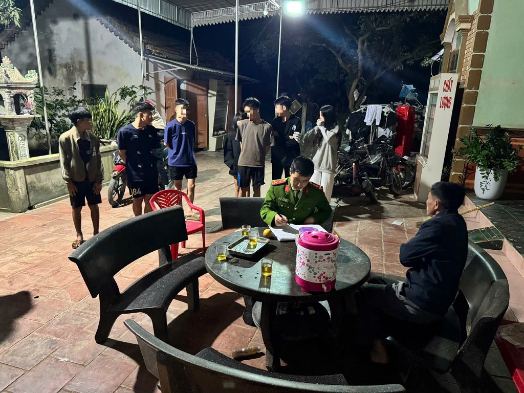 Công an xã Tam Đồng kiểm tra cư trú đối với học sinh ở trọ