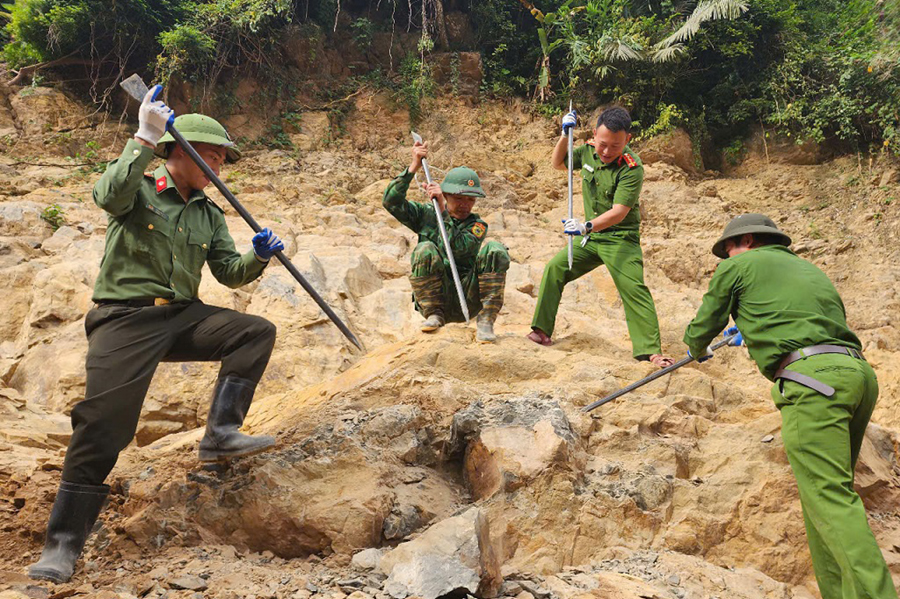 Công an xã Mỹ Lý tham gia cùng các lực lượng tổng lực thông tuyến đường bị chia cắt