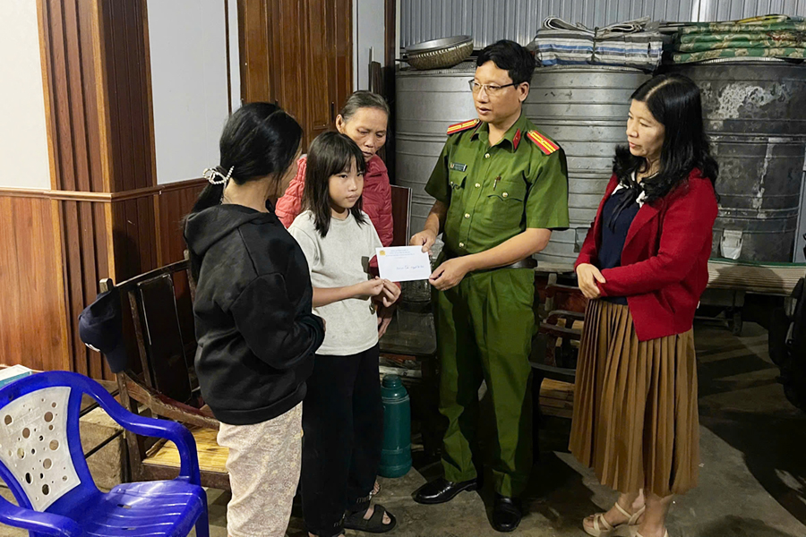 Thăm, động viên các em học sinh trong mô hình 