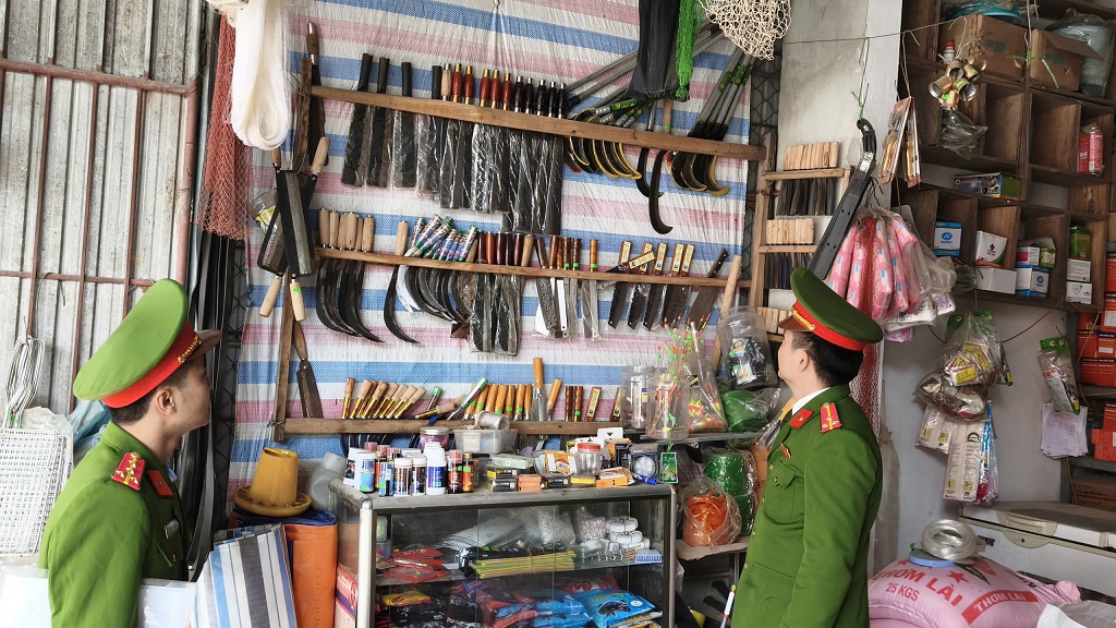 Kiểm tra các hộ kinh doanh buôn bán các dụng cụ sắc nhọn