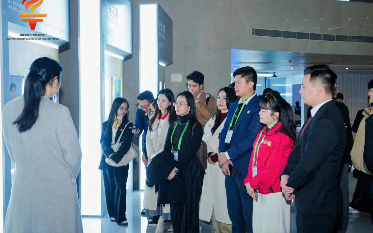 Đại biểu Thanh niên Công an tỉnh Nghệ An tham dự Hành trình đỏ nghiên cứu, học tập tại Trung Quốc