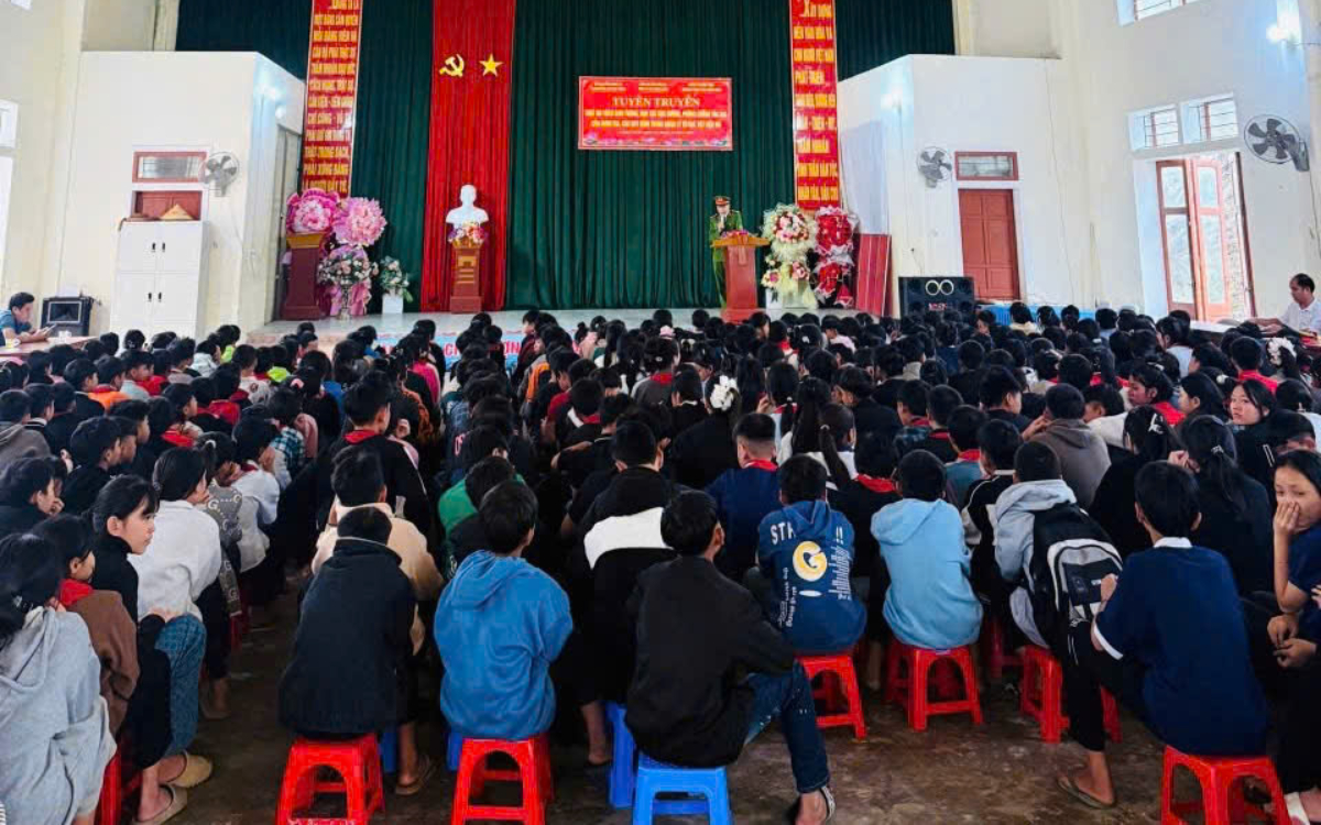 Công an xã Lượng Minh tuyên truyền, phổ biến giáo dục pháp luật cho học sinh