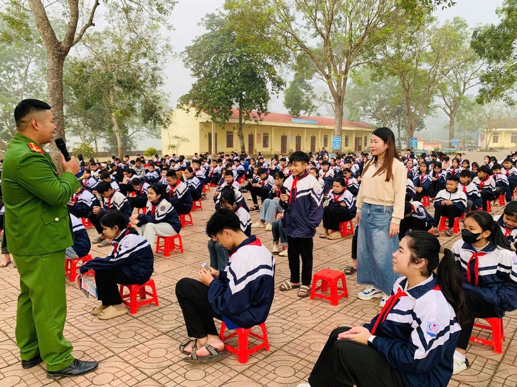 Công an xã Nghĩa Thọ tuyên truyền pháp luật cho học sinh