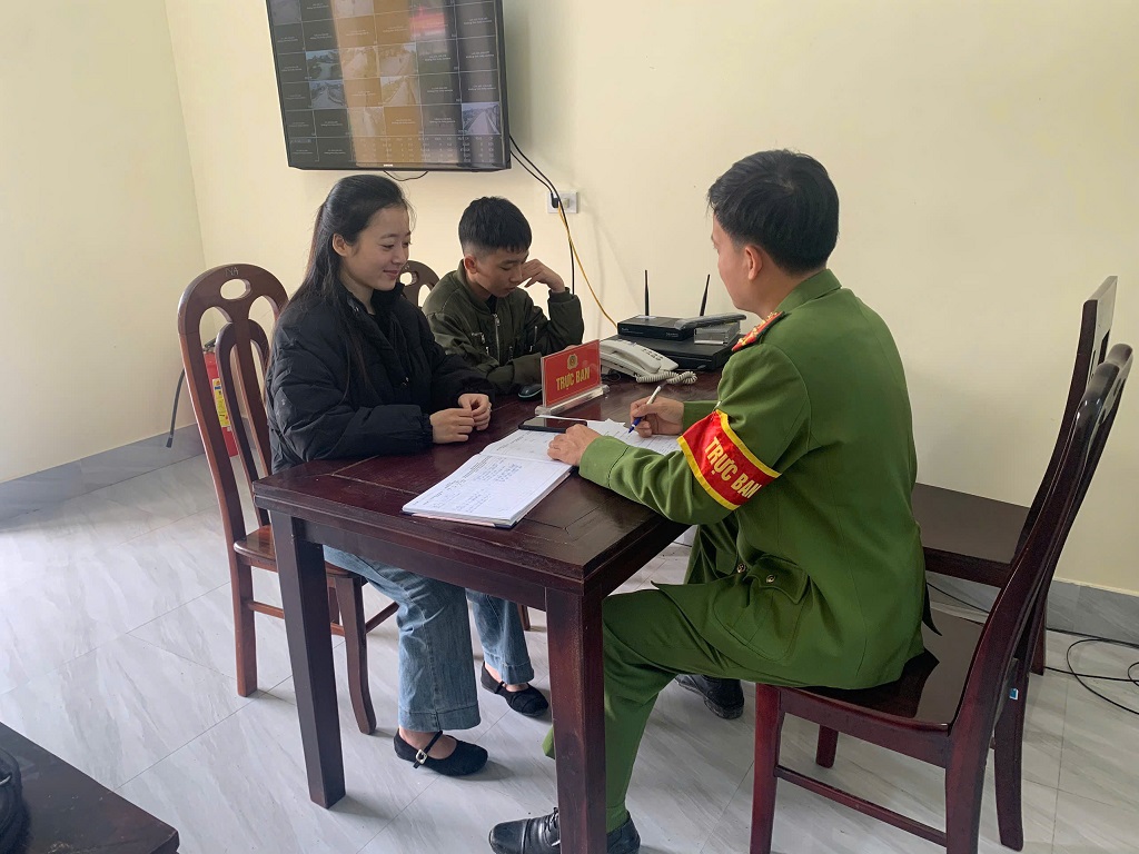 Công an xã Hưng Nguyên Nam xác minh, trao trả tài sản cho người đánh rơi