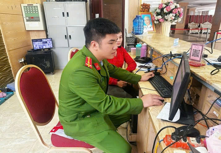Công an phường Cửa Lò kiểm tra, hướng dẫn khai báo tạm trú cho người nước ngoài