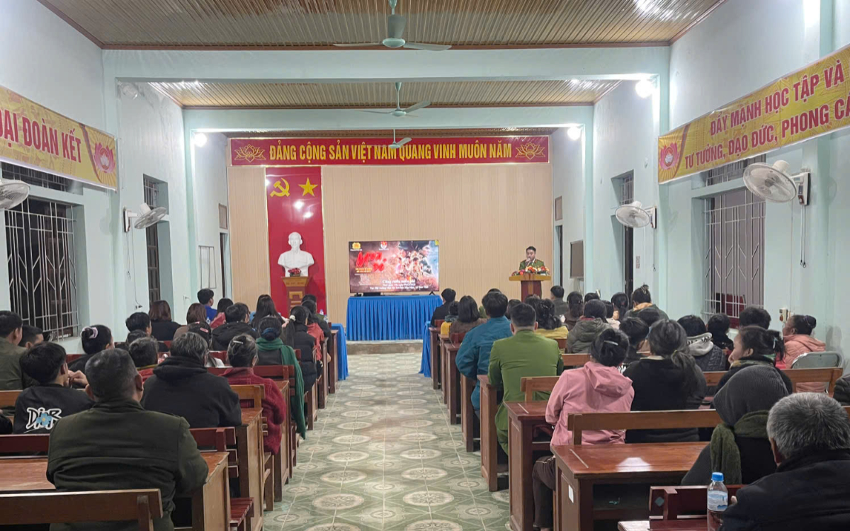 Công an xã Tam Thái tổ chức cho người dân xem phim 